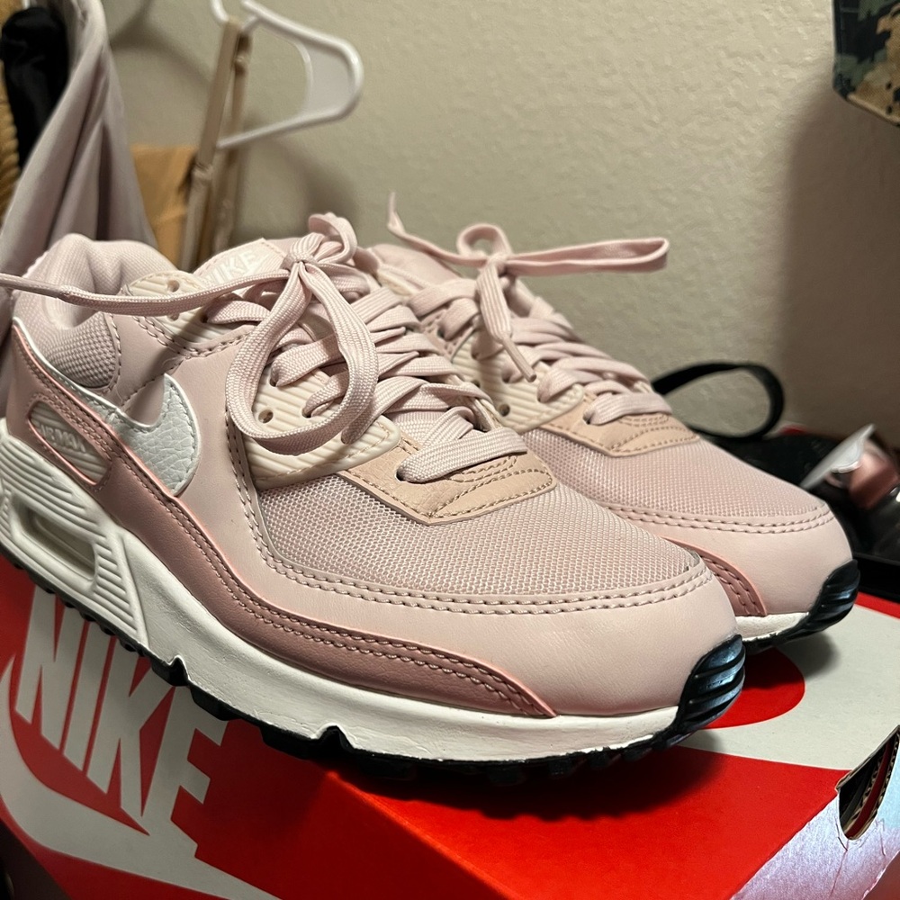 NEW WMNS AIR MAX 90